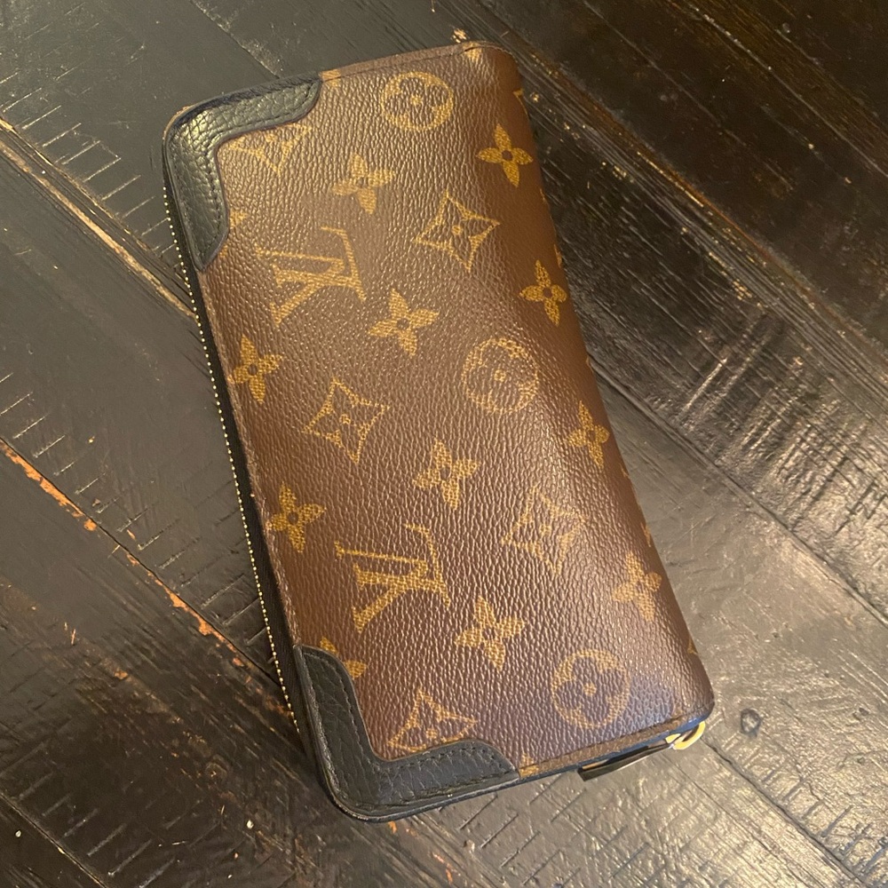 Authentic LOUIS VUITTON Retiro Zippy Wallet Monogram Canvas
